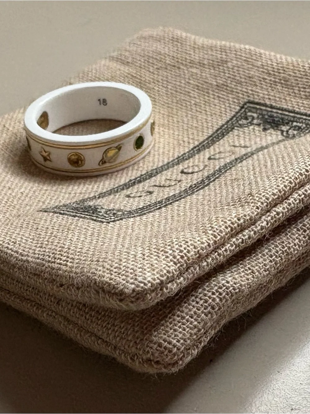 Gucci iconic 18k gold ring with gemstones